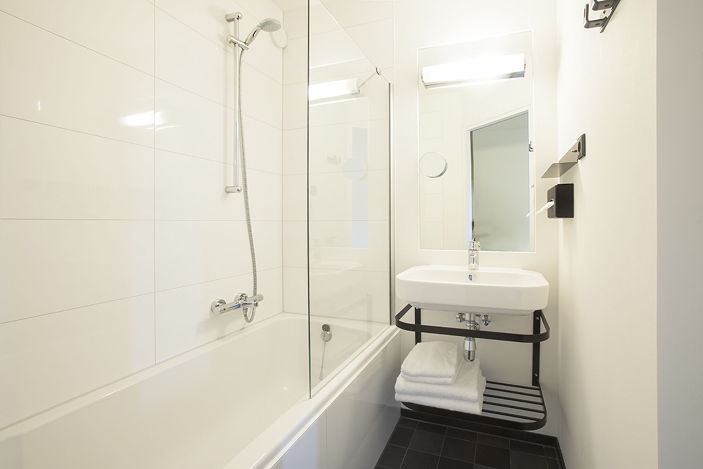 double room (medium) | bathroom | free toiletries, hair dryer, towels