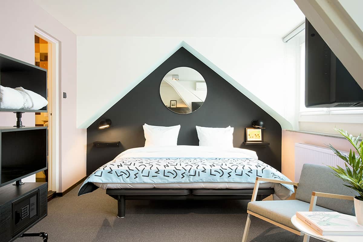 double room (attic, only accessible by stairs) | minibar, in-room safe, desk, free cots/infant beds