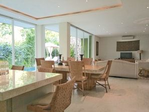 2 Bedroom Private Pool Villa | Área de estar | TV LED 40 polegadas com canais a cabo, TV, lareira