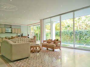 2 Bedroom Private Pool Villa | 客厅 | 40-英寸LED 电视（配备有线频道）、电视、壁炉