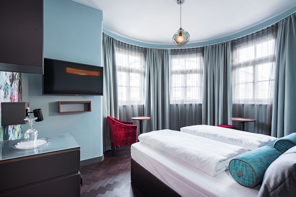 Zimmersafe, Verdunkelungsvorhänge, kostenloses WLAN, Bettwäsche