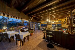 Déjeuner et dîner servis sur place, spécialités Cuisine internationale