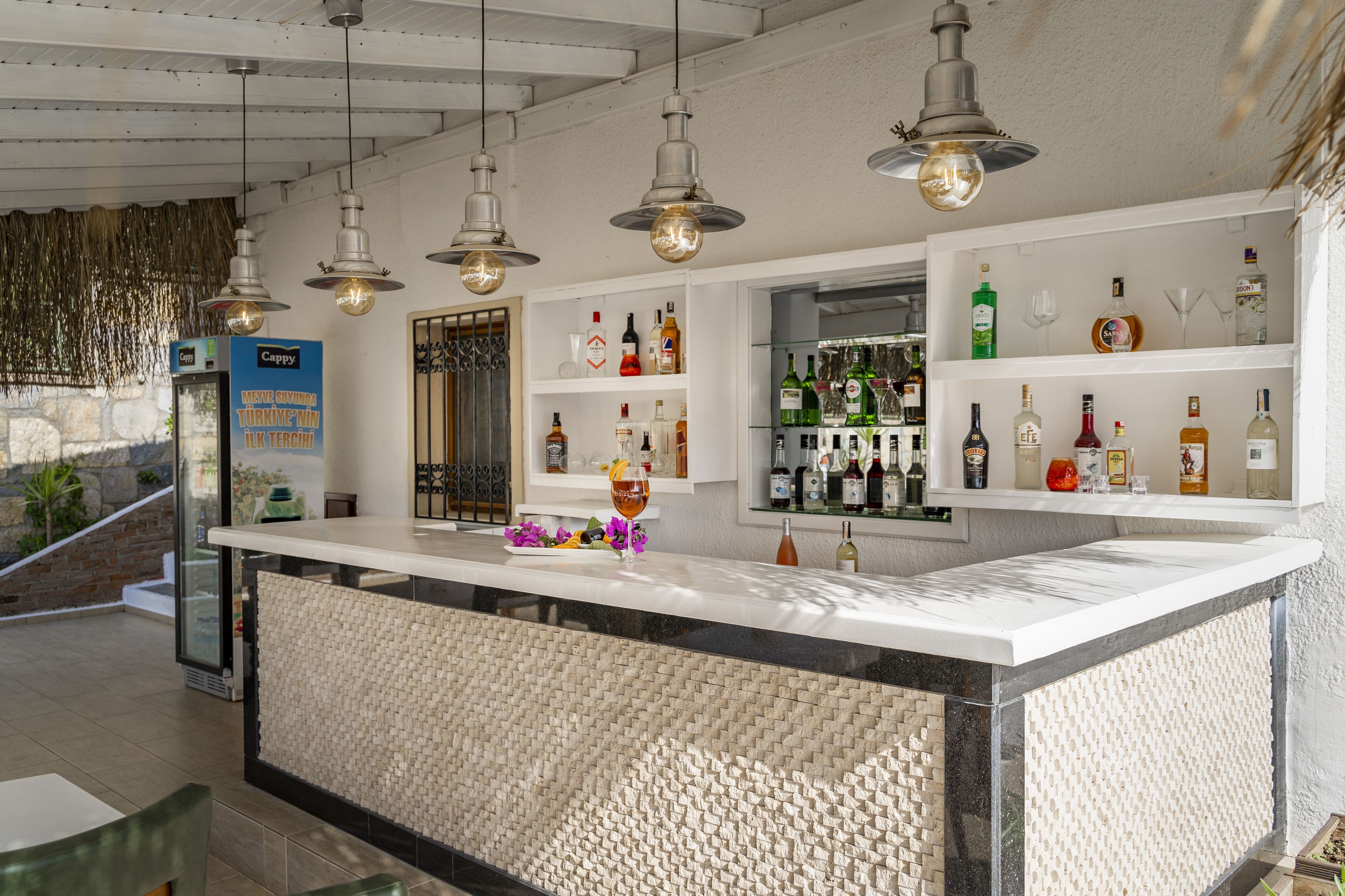 Bar en la piscina