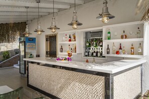 Swim-up bar