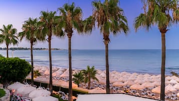 Plage privée, chaises longues, parasols, serviettes de plage