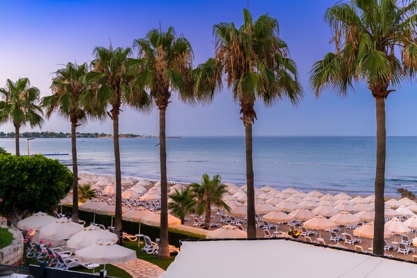 Plage privée, chaises longues, parasols, serviettes de plage
