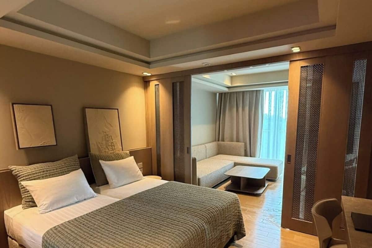 Deluxe-Zimmer, Meerblick | Kostenlose Minibar, Zimmersafe, Schreibtisch, kostenloses WLAN