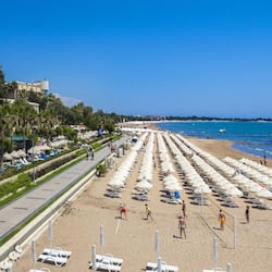 Playa privada, camastros, sombrillas y toallas de playa