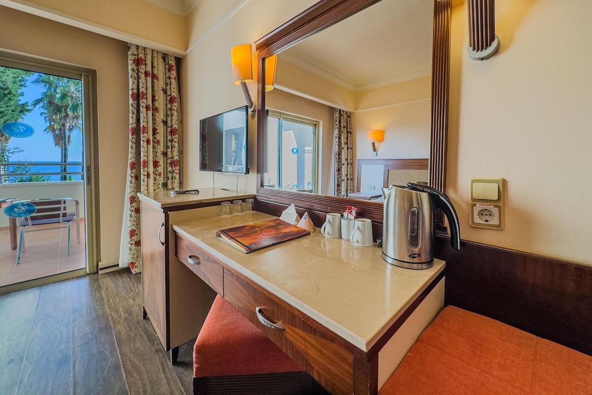 Standaard tweepersoonskamer | Een gratis minibar, een kluis op de kamer, een bureau, gratis wifi