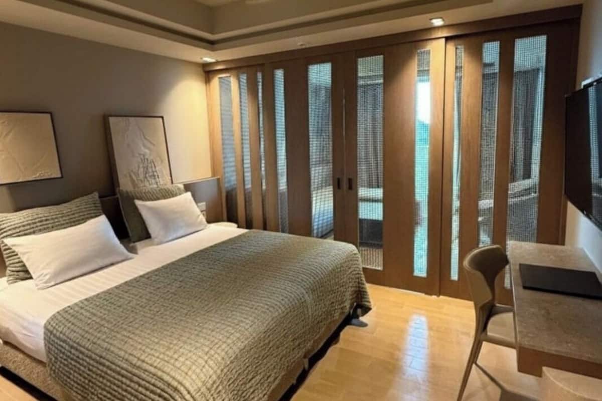 عناصر مجانية داخل الميني بار وخزنة داخل الغرفة ومكتب وواي فاي مجانًا