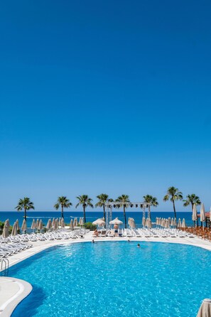 2 piscines extérieures, parasols de plage, chaises longues