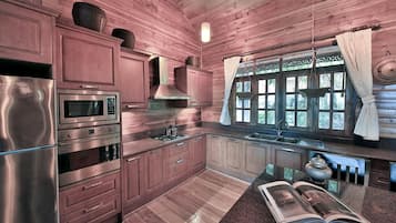 4 Bedrooms Pool Villa, Partial Sea View | Dapur peribadi | Peti sejuk/penyejuk beku saiz penuh, ketuhar gelombang mikro, ketuhar