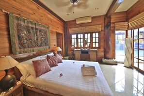 4 Bedrooms Pool Villa, Partial Sea View | 4 soverom, minibar, safe på rommet og skrivebord