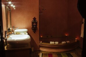 Deluxe Suite, Pool Access | Bathroom | Shower, rainfall showerhead, free toiletries, hair dryer - Al Riad Inou (Ghmate)