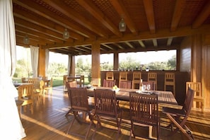 Bar au bord de la piscine
