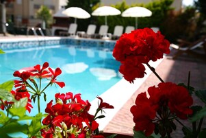 Piscina externa, funciona das 11h às 19h, guarda-sóis, espreguiçadeiras