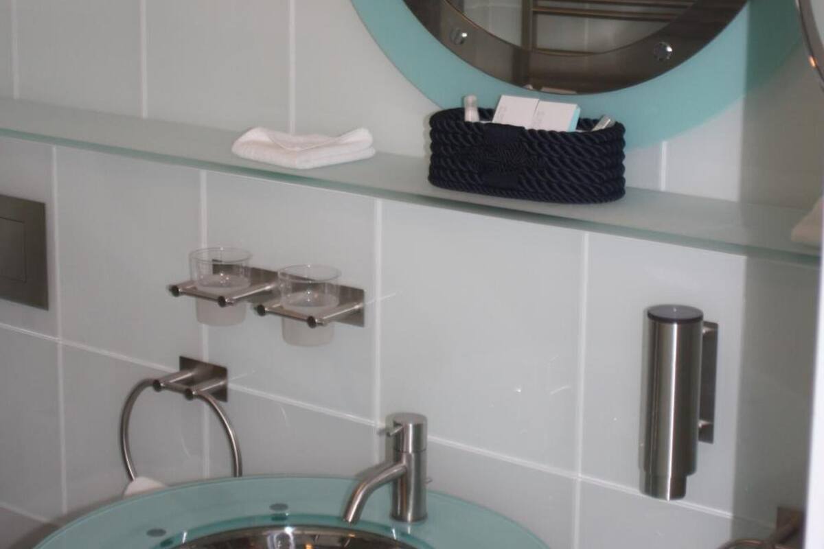 shower, rainfall showerhead, free toiletries, hair dryer