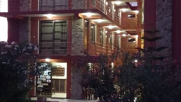 Un immeuble à plusieurs étages, doté de balcons et d’une entrée au niveau du sol.