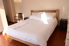 Deluxe Double Room, 1 King Bed, Balcony, Mountain View | Living room