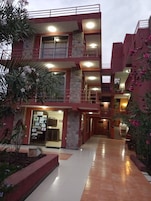 Fachada de la propiedad por la tarde o noche