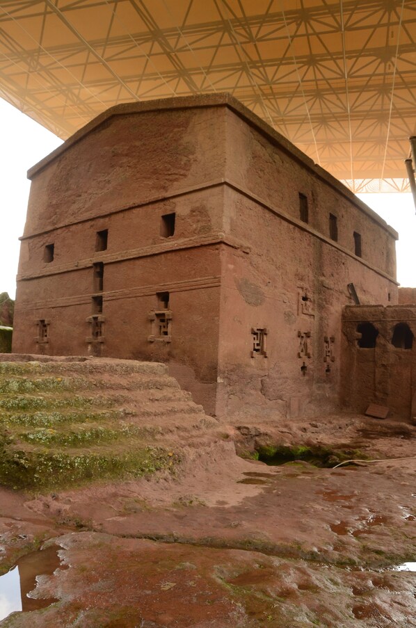 A large, rectangular building with a flat roof and multiple small windows. - Zan-Seyoum Hotel (Lalibela)