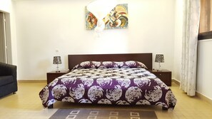 In-room safe, desk, free cots/infant beds, rollaway beds - Hotel La Coccinelle (Bamako)