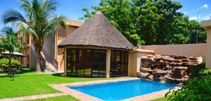 2 สระว่ายน้ำกลางแจ้ง