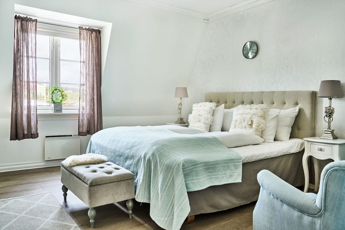 Lit avec matelas Ă plateau-coussin, fer et planche Ă repasser