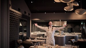 A restaurant interior with a bar area, leather seating, and pendant lighting. - Bekkjarvik Gjestgiveri | Beckerwyc House (Austevoll)