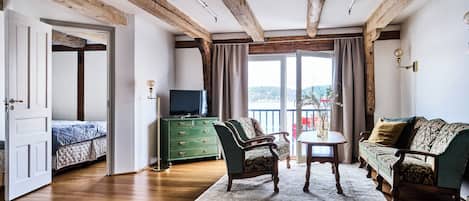 Family Room (The Barrel Factory) | Pillowtop beds, iron/ironing board, cribs/infant beds, free WiFi