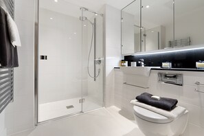 Bathroom shower - Fetter Lane Apartments (London)