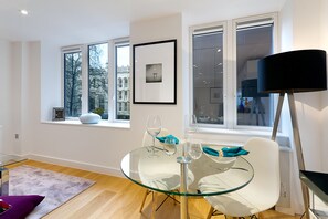 تلفزيون بشاشة مسطحة