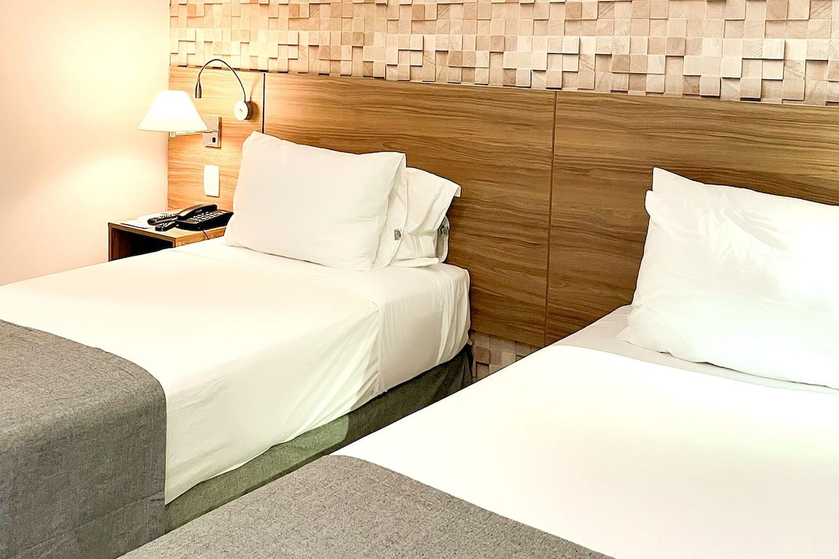 Chambre Deluxe avec lits jumeaux, 2 lits une place, patio, vue ville | Vue de la chambre