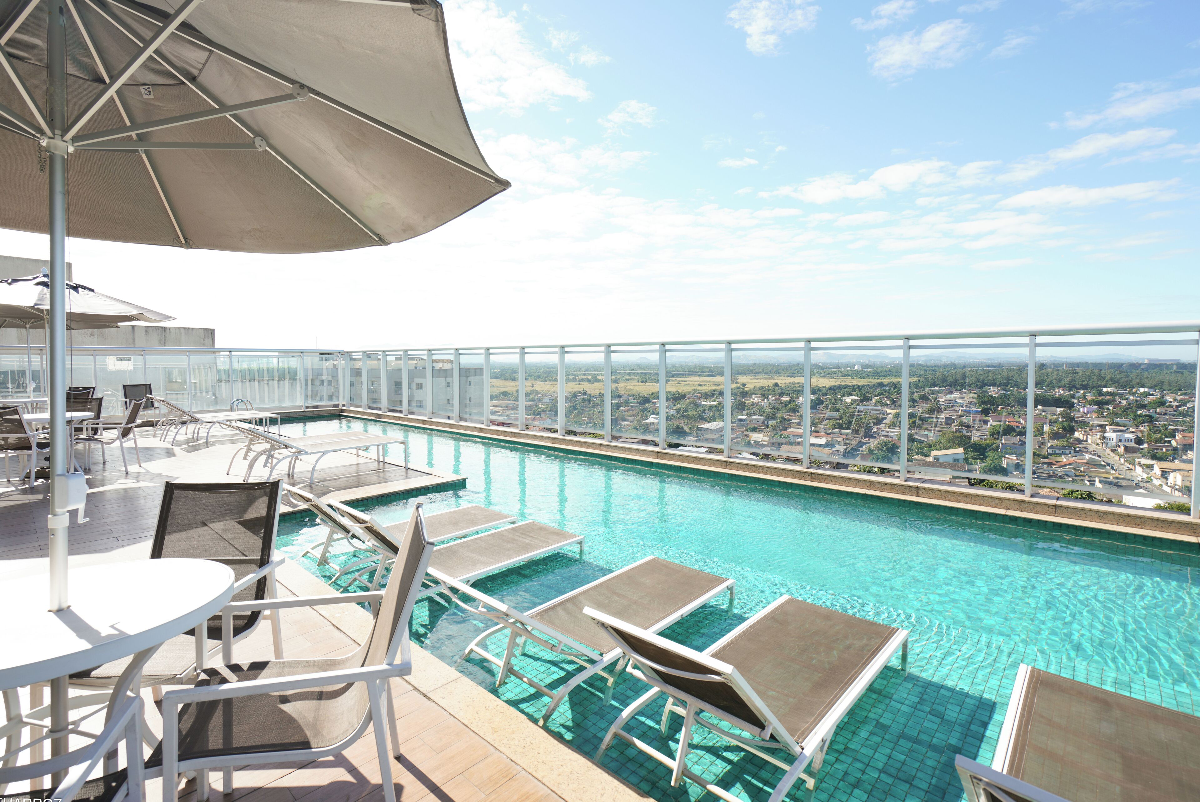 Udendørs pool, åben fra kl. 10.00 til kl. 18.00, parasoller, liggestole