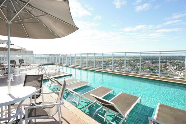 Outdoor pool, open 10:00 AM to 6:00 PM, pool umbrellas, pool loungers - Promenade Fusion Itaguaí (Itaguai)
