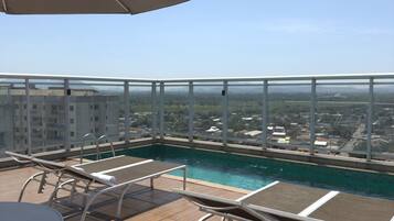 Piscina externa, funciona das 10h às 18h, guarda-sóis, espreguiçadeiras