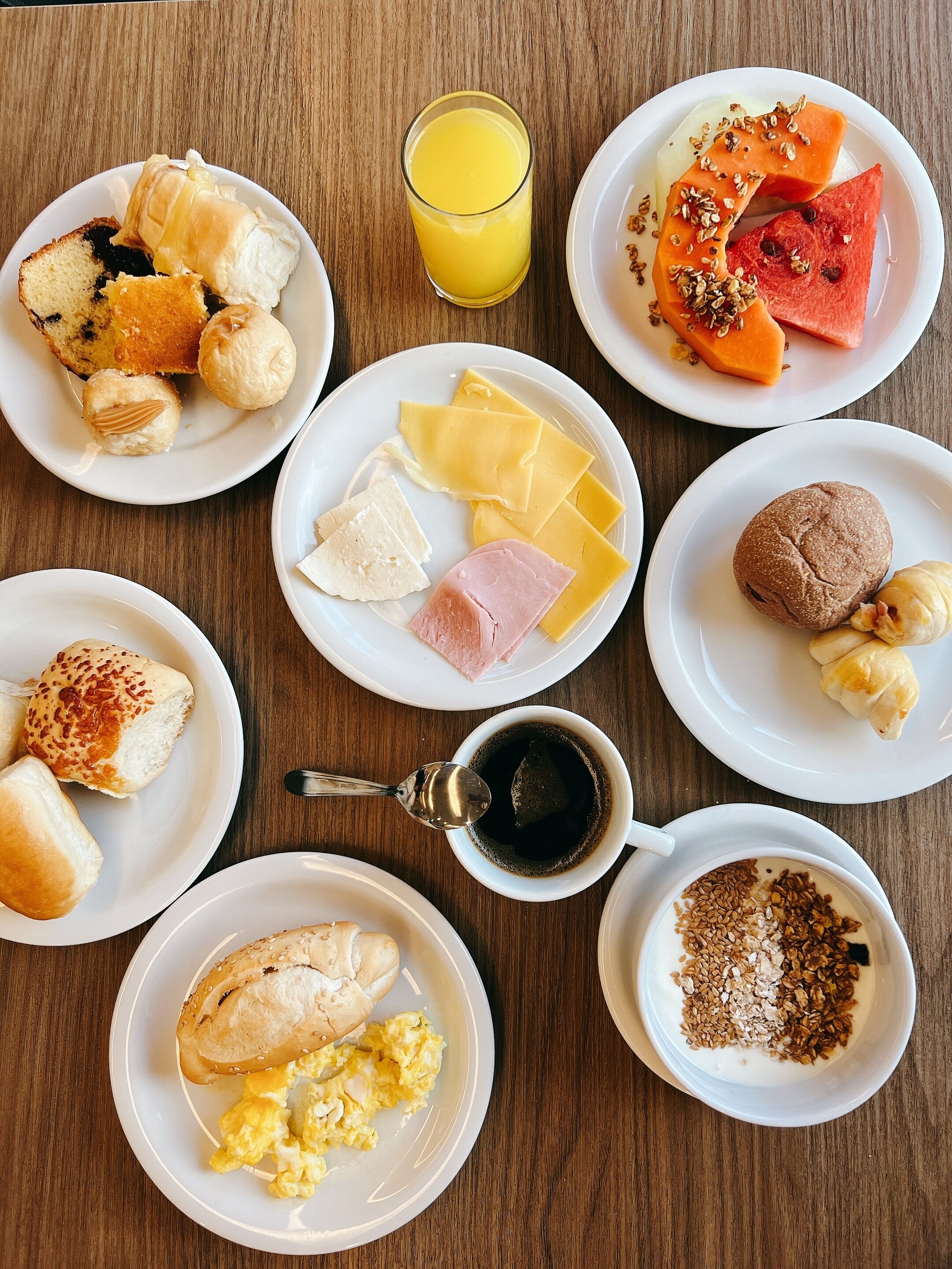 Café da manhã com buffet grátis todos os dias