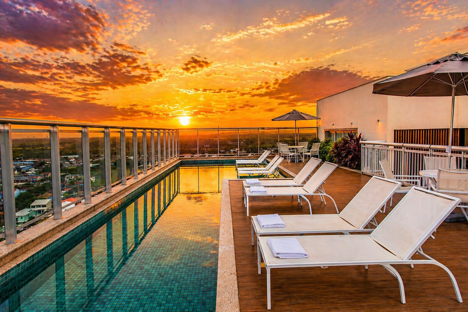 屋外プール、営業時間 8:00 ～ 20:00、プール パラソル、サンラウンジャー