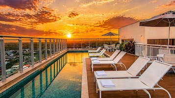 Utomhuspool, öppet 08.00 till 20.00, parasoller och solstolar