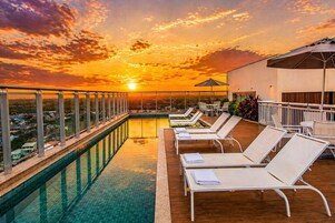 Una piscina al aire libre (de 08:00 a 20:00), sombrillas, tumbonas