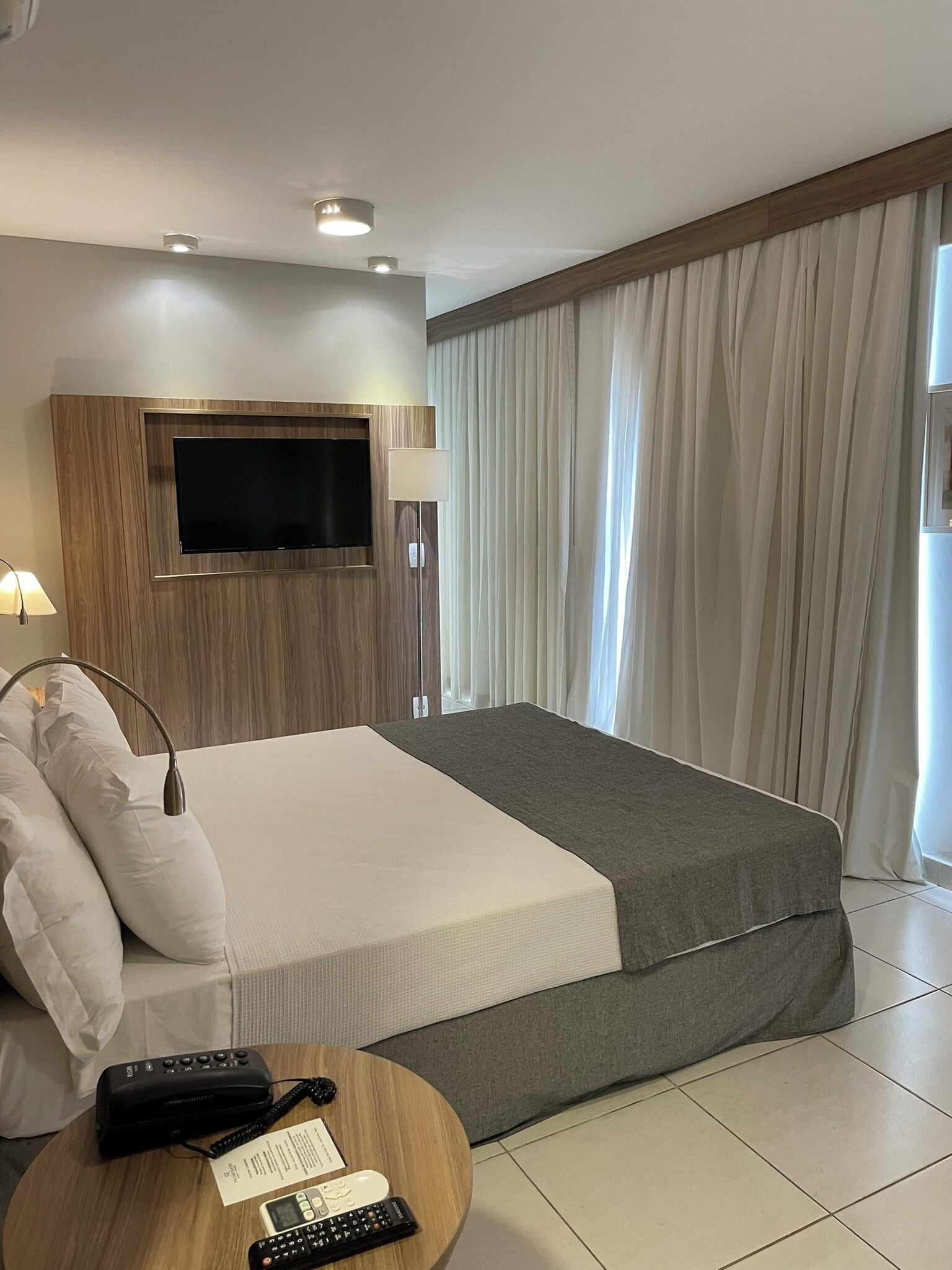 Quarto casal luxo, 1 cama de casal, varanda, vista para a cidade | Frigobar, cofres nos quartos, escrivaninha, cortinas blackout