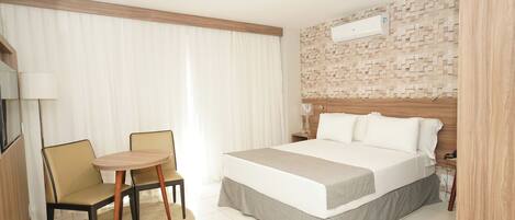 Habitación doble Deluxe, 1 cama matrimonial, patio, vista a la ciudad | Minibar, caja de seguridad en la habitación y escritorio