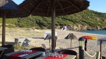 Déjeuner et dîner servis sur place, spécialités Cuisine méditerranéenne