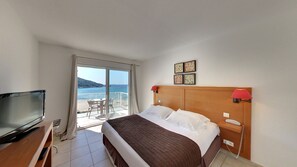 Ropa de cama de alta calidad y minibar 