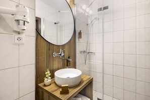 Superior Room | Bathroom | Shower, free toiletries, hair dryer, bathrobes - Hotel Park (Piestany)