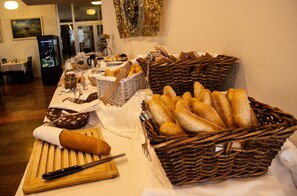 Free daily buffet breakfast  - Hotel Park (Piestany)