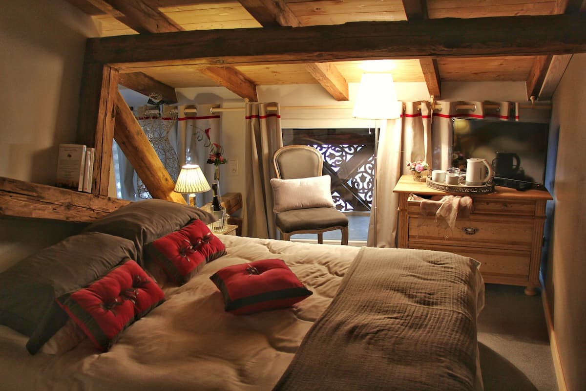 Double Room (Chambre Côté Vigne_3) | Premium bedding, desk, soundproofing, iron/ironing board (on request)