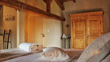 Habitación doble, en una planta alta (Chambre Côté Tour_5) | Ropa de cama de alta calidad, escritorio, sistema de insonorización