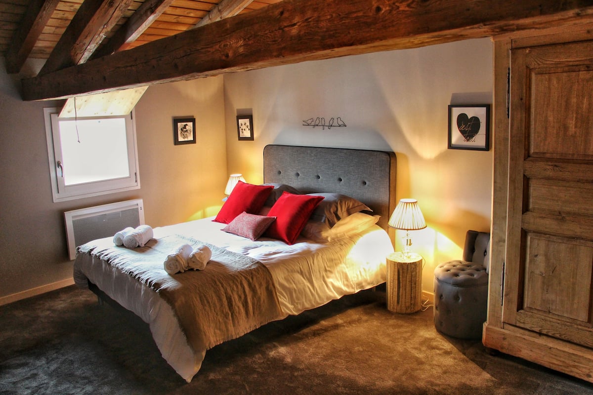 Double Room, Mountain View (Chambre Côté Châteaux_4) | Premium bedding, desk, soundproofing, iron/ironing board (on request)