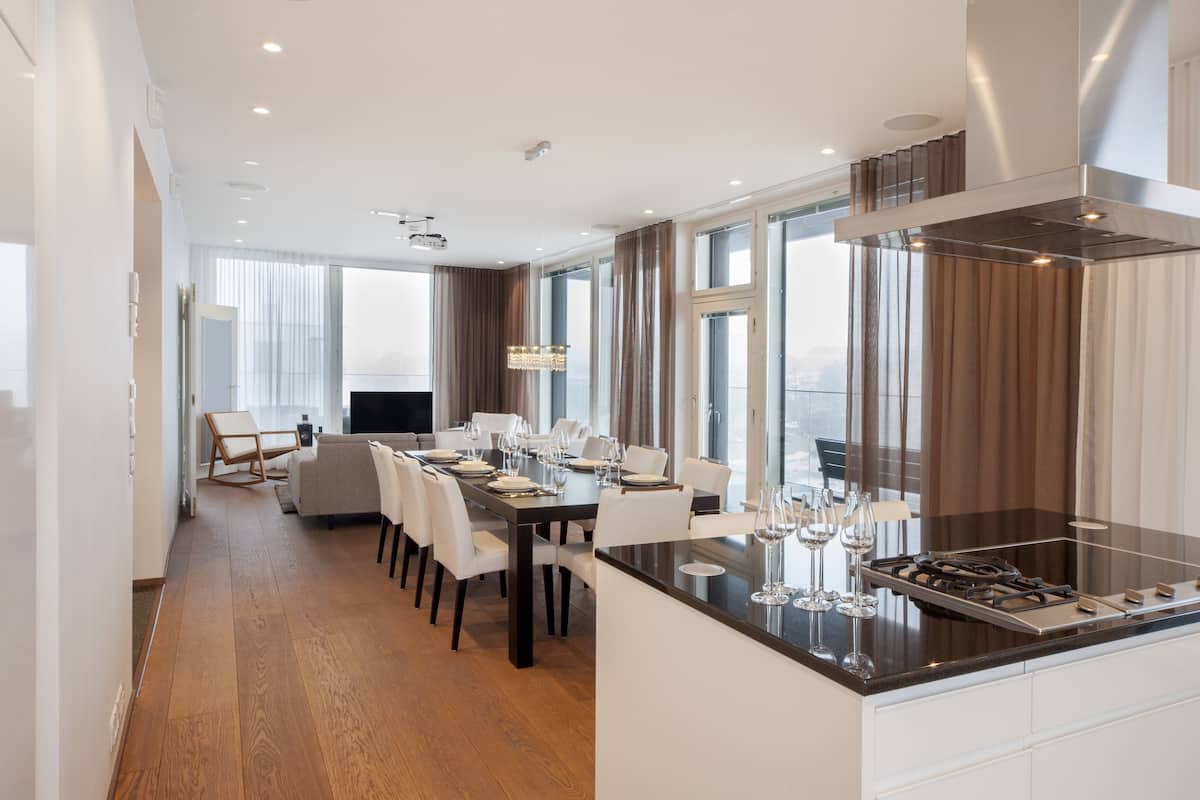 Comfort penthouse, balkon | Woonruimte | Een flatscreentelevisie